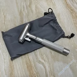 Búa thoát hiểm được thiết kế để có thể dễ dàng thoát khỏi xe ô tô trong các tình huống khẩn cấp. Phù hợp cho xe ôtô con, xe khách, xe buýt và thậm chí là tàu thuyền.
