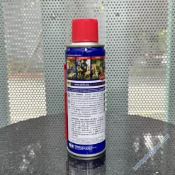 Chai dầu chống rỉ sét WD-40 bảo vệ kim loại không bị gỉ sét và ăn mòn, thẩm thấu qua những chi tiết bị kẹt, đẩy hơi ẩm và bôi trơn hầu hết mọi thứ.