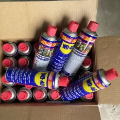 Chai xịt chống rỉ sét bôi trơn WD-40 bảo vệ kim loại không bị gỉ sét và ăn mòn, làm trơn chi tiết bị kẹt, đẩy hơi ẩm và bôi trơn hầu hết mọi thứ.