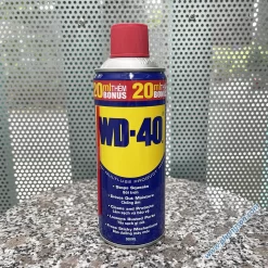 Chai xịt dầu chống rỉ sét WD-40 bảo vệ kim loại không bị gỉ sét và ăn mòn, làm trơn chi tiết bị kẹt, đẩy hơi ẩm và bôi trơn hầu hết mọi thứ.