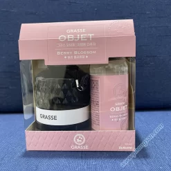 Nước hoa Grasse Objet Berry Blossom hương thơm ngọt ngào từ những quả chín mọng. Sử dụng để trong xe hơi, trong nhà và văn phòng.