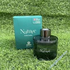 Nước hoa Grasse Nature In The Garden hương thơm mát dịu nhẹ của các loại thảo mộc và của những tán lá trong khu vườn xanh tươi đầy hơi ẩm. Sử dụng để trong xe ô tô, trong nhà và văn phòng.