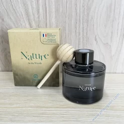 Nước hoa Grasse Nature In The Woods mùi thơm hương gỗ mạnh mẽ nhưng tinh tế của cây thông lan tỏa trong không khí trong rừng thông xanh thẫm rậm rạp sau cơn mưa lớn. Sử dụng để trong xe ô tô, trong nhà và văn phòng.