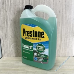 Nước rửa kính Prestone làm sạch và trong kính lái xe ô tô.