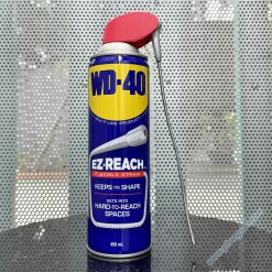 WD-40 EZ-Reach bảo vệ kim loại khỏi rỉ sét và ăn mòn, xuyên qua các bộ phận bị kẹt, loại bỏ độ ẩm và bôi trơn hầu hết mọi thứ. Với ống dẫn linh hoạt đi kèm có thể uốn cong và giữ nguyên hình dạng để đi vào những nơi khó tiếp cận.