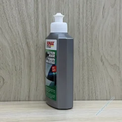 Chất đánh bóng làm sạch chuyên sâu kính chắn gió xe ô tô, loại bỏ mọi vết bẩn cứng đầu mà không để lại vệt. Làm cho kính xe sạch và trong suốt, cải thiện tầm nhìn lái xe. Ngoài ra, nó cũng giúp ngăn chặn tiếng kêu của cần gạt nước và giảm thiểu sự mòn nhanh của cao su cần gạt. Làm sạch an toàn không gây xước kính xe.