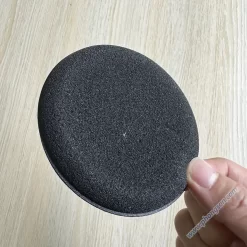 Miếng bọt biển bôi dung dịch hóa chất chăm sóc xe ôtô.