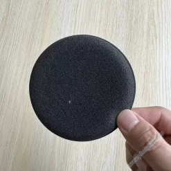Miếng bọt biển bôi dung dịch hóa chất chăm sóc xe ôtô.