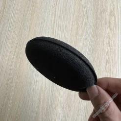 Miếng bọt biển bôi dung dịch hóa chất chăm sóc xe ôtô.