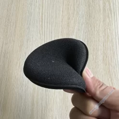 Miếng bọt biển bôi dung dịch hóa chất chăm sóc xe ôtô.