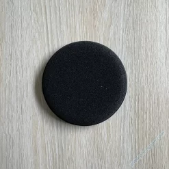 Miếng bọt biển bôi dung dịch hóa chất chăm sóc xe ôtô.