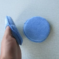 Miếng mút microfiber bôi dung dịch bảo dưỡng chăm sóc xe ô tô.