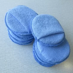 Miếng mút microfiber bôi dung dịch bảo dưỡng chăm sóc xe ô tô.