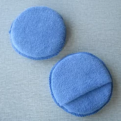 Miếng mút microfiber bôi dung dịch bảo dưỡng chăm sóc xe ô tô.