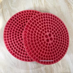 Tấm lọc sạn dùng để trong xô nước rửa xe, giúp giữ lại các hạt sạn cát đá dưới đáy xô, để tránh những sạn cát này vô tình làm trầy xước bề mặt sơn mỗi khi nhúng dụng cụ rửa xe và chà rửa xe.