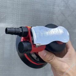 Máy chà nhám hơi SGCB thiết kế nhỏ gọn, tốc độ ổn định, hiệu suất tốt, tiếng ồn thấp, dễ cầm nắm, vỏ cao su chống chống trượt. Đường kính đĩa 5 inch.