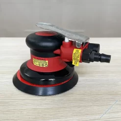 Máy chà nhám hơi SGCB thiết kế nhỏ gọn, tốc độ ổn định, hiệu suất tốt, tiếng ồn thấp, dễ cầm nắm, vỏ cao su chống chống trượt. Đường kính đĩa 5 inch.