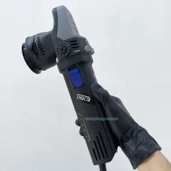 Máy đánh bóng lệch tâm SGCB DA đế 3 inch, công suất 710w, 6 cấp điều chỉnh cho tốc độ quay từ 1500-5000 vòng/phút.