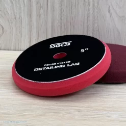 Phớt đánh bóng SGCB màu đỏ để xử lý lỗi, ôxy hóa và xước mức nhẹ. Bước cuối, tạo độ bóng hoàn thiện cho bề mặt sơn. Dùng cho cả máy đồng tâm và lệch tâm. Đế dính, đường kính 5 inch (12.5cm).