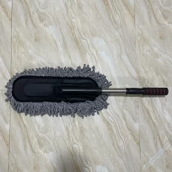 Cây lau rửa xe ô tô sợi xoắn, cán cầm có thể kéo dài và thu ngắn. Tổng chiều dài 85cm.